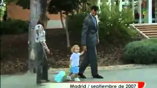 Infantas Sofia y Leonor acompañadas Principe Felipe y Letizia Principes de Asturias acuden a primer día de clase curso escolar 2009 2010480p H 264 AAC