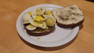Сэндвич с пшеничным хлебом, майонезом, солью, перцем, сладким маринованным огурцом и нарезанными ...