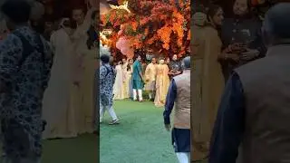 Ambani Family&rsquo;s Happy Chat Time ❤️ Mukesh, Nita, Akash, Isha, Anant, Radhika & Shloka Ambani ✨