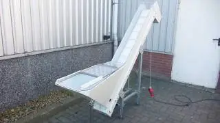 Opvoerband met mee nemers en trechter