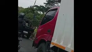 Bantu ambulance membuka jalan yang terjebak macet #ambulance 