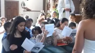 Kinderen zingen op bruiloft van juf Eveline en haar Marc