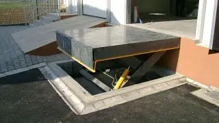 Funcionamiento de una mesa elevadora en un muelle de carga