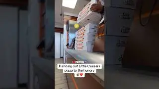 Зак Херт раздает пиццу Little Caesars голодным 🤞🏾❤️ #zachhurth #littlecaesarspizza