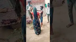 rang Ka bataakar Pani mein gobar milakar devr ne bhabhi ke sath majak  kiya kheli holi