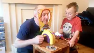 Opa und Enkel spielen ein Spiel. Sekunden sp&auml;ter liegen sie am Boden vor Lachen