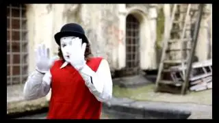 mime mimo mims MIM on the street in Paris shows shows pantomime