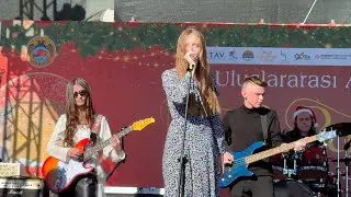 NOEL FESTİVALİNDE SAHNE DE RUS GRUP