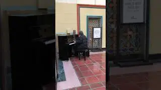 Union Station, Los Angeles - AMAZING Piano Player
