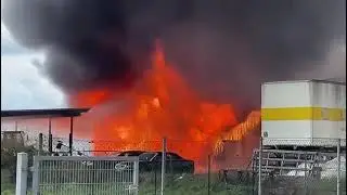 Gro&szlig;brand im Gewerbegebiet von Rehren (Auetal). &Uuml;ber 120 Feuerwehrkr&auml;fte im Einsatz.