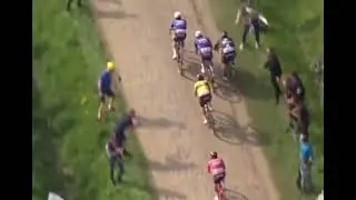 La ca&iacute;da de John Degenkolb en la Par&iacute;s Roubaix 2023