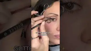 Glitter makeup hack ✨  #truccoocchi #makeuptutorial #glittermakeup #5minmakeup #5minmakeuplook