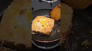 #sunnysideupeggtoast  #sunnyegg #toast #recipe #food  #fypviral #fyp#shorts #youtubeshorts #kakalis