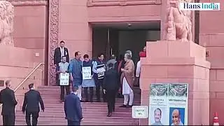 Sonia Gandhi meets Suspended MPS at  Makar Dwar in parliament premises