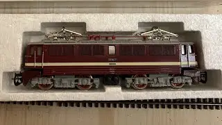 Br 211 018-7 DR dunkelrot 02322 Zeuke GmbH Guetzold Zug mit Reko-Wagen