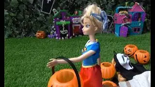Elsa and Anna toddlers celebrate Halloween with Barbie and friends and My little Pony