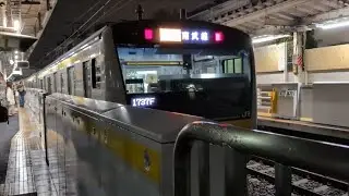 E233系8000番台N13編成が南武線各駅停車立川行きとして分倍河原駅2番線に到着するシーン（2025.10.26.18:05）