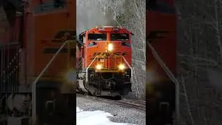 BNSF SD70ACe leads grain empties #shorts