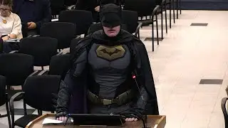 Batman confronta vereadores de Santa Clara sobre operações do ICE | AFP