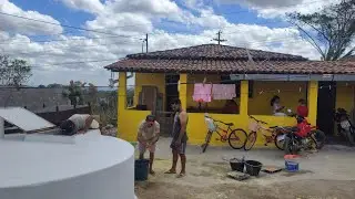 um grande mutirão reunidos na pintura da minha casinha 