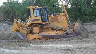 Opere di Spianamento con Ruspa Caterpillar