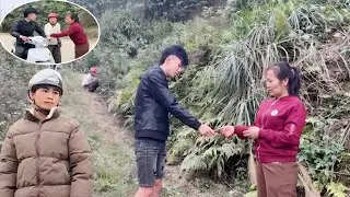 HOA accidentally saw her mother giving money to a stranger and she didn't trust him.