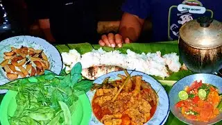 NIKMATNYA LIWETAN JOS  DI MALAM HARI AYAM BUMBU PEDAS IKAN ASIN DAN JENKOL GORENG