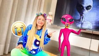 A ALIENÍGENA COR DE ROSA PEGOU A CHUPETA DA JULLY E FEZ ELA CHORAR! 