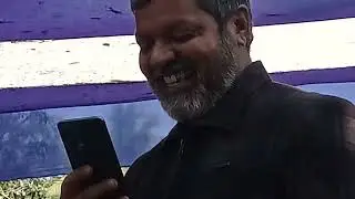 कैटरीना को बधाई दे रही है
