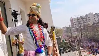 गौरी गोपाल आश्रम में पधारे भक्तों के साथ होली खेलते हुए पूज्य महाराज जी...