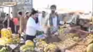 Funny Hindi Urdu News reporter with fruit Seller  News Bloopers Hindi Urdu  Latest 2016