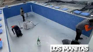 Colocación de gresite en una piscina de obra
