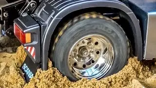 RC truck Scania 4x4 stuck! Rescue ACTION by Komatsu wheel loader! RC-Glashaus fun!