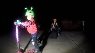 micro maxi scooter foldable deluxe at night