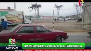 Camiones invaden v&iacute;a auxiliar de la avenida Alfredo Mendiola (2/2)