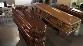 Производители гробов на выставке 14 Funermostra 2017 в Валенсии