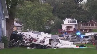 2 dead after boat runs aground along Fox River in McHenry