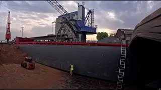 Vaart van Hendrik Ido Ambacht naar Rotterdam om te lossen.