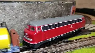 Тепловоз BR 216 001-8 (H0 Mehano) и 14 вагонов Old Piko на макете, г.СПб, 22.01.2023г. (4K UHD)