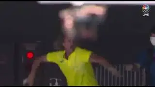 Ariarne Titmus' coach celebrating her 400m freestyle win in style