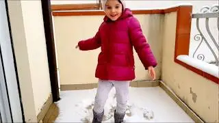 BATTAGLIA PALLE DI NEVE IN BALCONE tra Alyssa e Silvia
