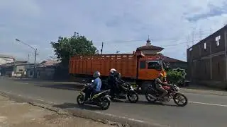 KUMPULAN MOBIL DUMP TRUCK TRONTON TRUK CANTER TRUK OLENG DI JALAN RAYA CIANTING