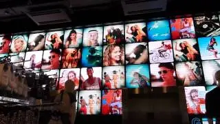 Londres   observando la publicidad dentro de una tienda