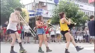 La fanfare de Bellevue &agrave; Guca (Serbie) 2018 joue Last Night..