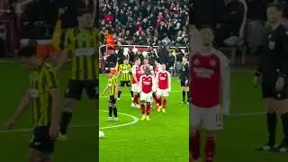 Arsenal 3-2 Kairat Şampiyonlar ligi ma&ccedil;ı Trib&uuml;nden &ccedil;ekim. Hakem Vara Baktıktan sonraki Kararı.