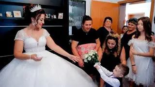 Djali i vogël i jep lulet Mamit.Përciellja e Nuses.Tradita të Bukura.Dasmat Shqipëtare.