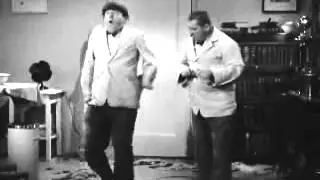 LOS 3 CHIFLADOS BAILANDO