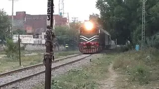 103UP Subak Kharam Railcar Arriving Gujranwala With GEU-20-4564