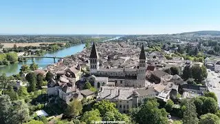 Tournus se révèle au fil de la Saône.