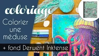 Je colorie une méduse dans 'Daydreams' de Hanna Karlzon avec un fond marin aux Derwent Inktense
